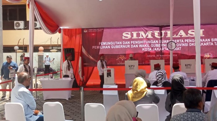 Polisi hingga KPU Jakarta Barat menggelar simulasi pemungutan dan penghitungan suara Pilkada Jakarta.