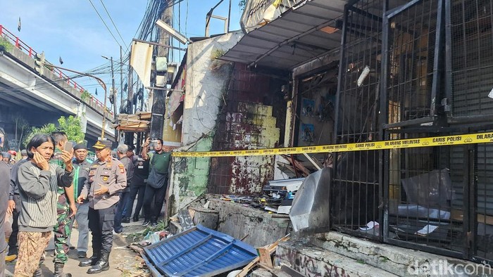 Polisi pasang garis polisi di lokasi ledakan tabung gas