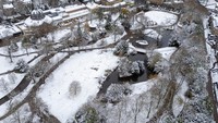 Jejak kaki di antara salju terlihat di sebuah taman di Buxton saat Kantor Meteorologi mengeluarkan peringatan kuning untuk Inggris, Skotlandia, dan Irlandia Utara.