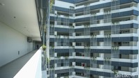 Gedung yang letaknya tak jauh dari Stasiun Kereta Cepat itu memiliki fasilitas seperti laboratorium teknologi canggih, co-working space, ruang kelas coding, hingga pusat data ICT yang menjadi wadah bagi generasi muda untuk menciptakan solusi inovatif bagi tantangan masa depan.