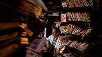 Selain menjula koran, Edward Gendy juga menjual buku dan majalan bekas.