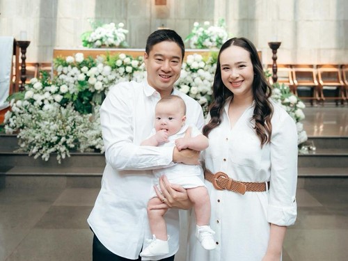 Potret Pembaptisan Putra Pamela Bowie