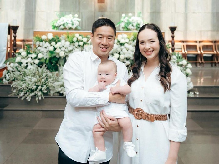 Potret Pembaptisan Putra Pamela Bowie
