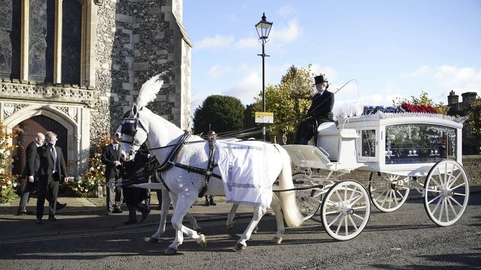 A horse-drawn carriage carrying the coffin of Liam Payne arrives for the funeral service of the One Direction singer at St Mary's Church in Amersham, Buckinghamshire, England, Wednesday Nov. 20, 2024. (Andrew Matthews/PA via AP)
