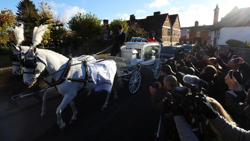 Karen and Geoff Payne, parents of former One Direction singer Liam Payne, react as their son's coffin arrives for the funeral at St. Mary's Church in Amersham, near London, Britain, November 20, 2024. REUTERS/Toby Melville