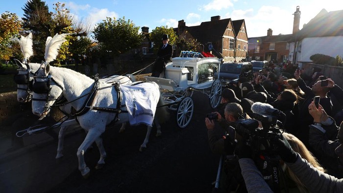 Karen and Geoff Payne, parents of former One Direction singer Liam Payne, react as their son's coffin arrives for the funeral at St. Mary's Church in Amersham, near London, Britain, November 20, 2024. REUTERS/Toby Melville