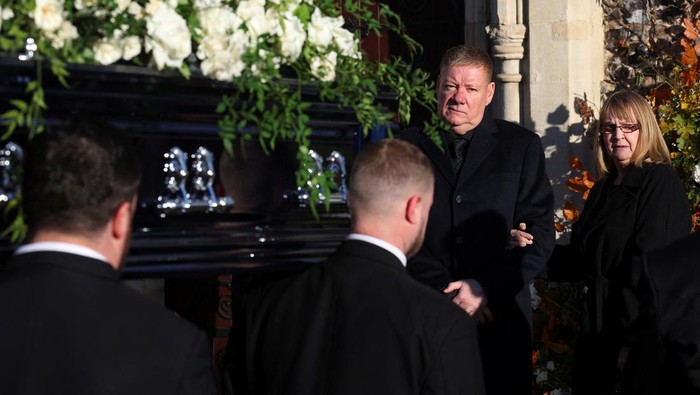 Karen and Geoff Payne, parents of former One Direction singer Liam Payne, react as their son's coffin arrives for the funeral at St. Mary's Church in Amersham, near London, Britain, November 20, 2024. REUTERS/Toby Melville
