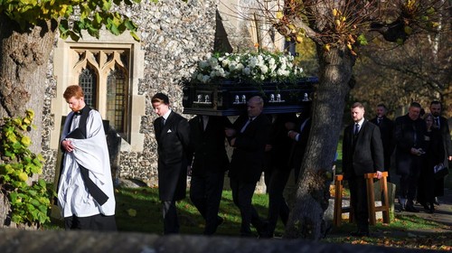 Karen and Geoff Payne, parents of former One Direction singer Liam Payne, react as their son's coffin arrives for the funeral at St. Mary's Church in Amersham, near London, Britain, November 20, 2024. REUTERS/Toby Melville
