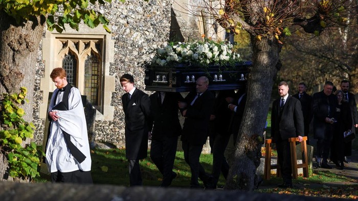Karen and Geoff Payne, parents of former One Direction singer Liam Payne, react as their son's coffin arrives for the funeral at St. Mary's Church in Amersham, near London, Britain, November 20, 2024. REUTERS/Toby Melville