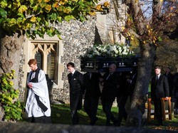 Potret peti mati Liam Payne saat diantar ke pemakaman. Foto: REUTERS/Toby Melville