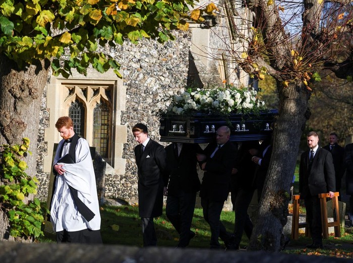Karen and Geoff Payne, parents of former One Direction singer Liam Payne, react as their son's coffin arrives for the funeral at St. Mary's Church in Amersham, near London, Britain, November 20, 2024. REUTERS/Toby Melville