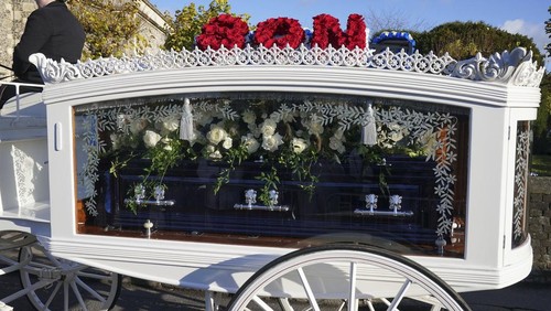A horse-drawn carriage carrying the coffin of Liam Payne arrives for the funeral service of the One Direction singer at St Mary's Church in Amersham, Buckinghamshire, England, Wednesday Nov. 20, 2024. (Jonathan Brady/PA via AP)