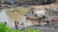 Pekerja menyelesaikan rehabilitasi Dam Gambiran yang rusak akibat banjir di Lumajang, Jawa Timur, Kamis (21/11/2024).