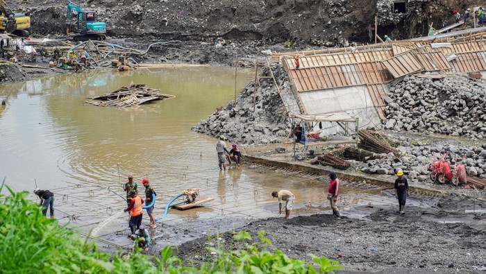 Progres Perbaikan Infrastruktur Pendukung Ketahanan Pangan di Lumajang Pekerja menyelesaikan rehabilitasi Dam Gambiran yang rusak akibat banjir di Lumajang, Jawa Timur, Kamis (21/11/2024). Progres perbaikan dam tersebut telah mencapai 15 persen per 10 Oktober 2024 yang ditargetkan selesai pada akhir tahun 2024 untuk dapat mengaliri saluran irigasi bagi 278 hektare lahan pertanian sebagai upaya pembenahan infrastruktur pendukung lahan pertanian dalam jaga ketahanan pangan di wilayah itu. ANTARA FOTO/Irfan Sumanjaya/nym.