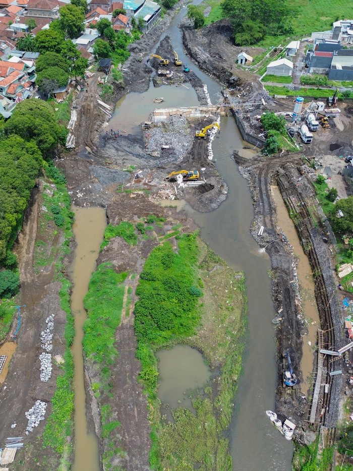 Progres Perbaikan Infrastruktur Pendukung Ketahanan Pangan di Lumajang Pekerja menyelesaikan rehabilitasi Dam Gambiran yang rusak akibat banjir di Lumajang, Jawa Timur, Kamis (21/11/2024). Progres perbaikan dam tersebut telah mencapai 15 persen per 10 Oktober 2024 yang ditargetkan selesai pada akhir tahun 2024 untuk dapat mengaliri saluran irigasi bagi 278 hektare lahan pertanian sebagai upaya pembenahan infrastruktur pendukung lahan pertanian dalam jaga ketahanan pangan di wilayah itu. ANTARA FOTO/Irfan Sumanjaya/nym.
