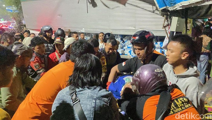 Proses evakuasi kecelakaan beruntun di Kecamatan Ngaliyan, Kota Semarang, Kamis (21/11/2024).