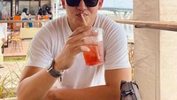 Aktor film Pernikahan Dini ini juga pernah kulineran di PIK. Ia berada di sebuah restoran dan tampak menikmati es teh segar. Foto: Instagram @randymartinnn