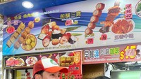 Randy dan sang adik juga terlihat membagikan momen jajan kaki lima. Begini mereka saat menikmati aneka sate yang lezat. Foto: Instagram @randymartinnn