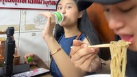Randy dan keluarganya juga pernah membagikan momen liburan ke Thailand. Begini momennya ketika Randy menikmati hidangan mie. Foto: Instagram @randymartinnn