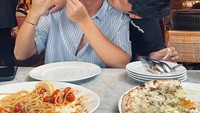 Randy juga pernah membagikan momen bersama sang adik laki-laki. Mereka tampak menikmati pasta aglio olio dan pizza jamur. Foto: Instagram @randymartinnn