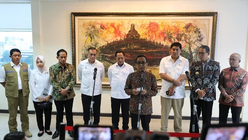 Menko PMK Pratikno saat memimpin rapat bersama terkait penanganan korban dampak erupsi Gunung Lewotobi Laki-Laki. (Humas Pemprov NTT)