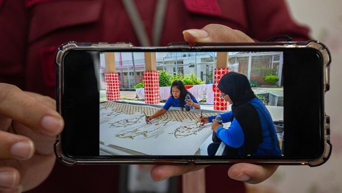 Rencana pemindahan Mary Jane veloso ke Filipina Kepala Lapas Perempuan IIB Yogyakarta Evi Loliancy (keempat kiri) bersama Kabid Pembinaan Bimbingan dan TI Kemenkumham DIY, Sambiyo (ketiga kiri) dan Kepala Lembaga Pembinaan Khusus Anak (LPKA) Kelas II Yogyakarta, Sigit Sudarmono (kedua kiri) menjelaskan kondisi terkini warga negara Filipina terpidana mati kasus narkotika Mary Jane Veloso saat jumpa pers di Lapas Perempuan IIB Yogyakarta, Gunung Kidul, D.I Yogyakarta, Kamis (21/11/2024). Menteri Koordinator Bidang Hukum, HAM, Imigrasi, dan Pemasyarakatan Yusril Ihza Mahendra mengatakan bahwa Mery Jane Veloso akan dipindahakan ke Filipina dalam status masih sebagai terpidana. ANTARA FOTO/Andreas Fitri Atmoko/agr/nym.