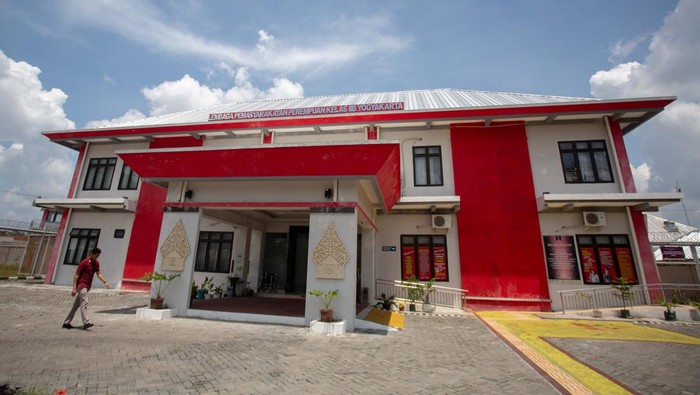 Rencana pemindahan Mary Jane veloso ke Filipina Kepala Lapas Perempuan IIB Yogyakarta Evi Loliancy (keempat kiri) bersama Kabid Pembinaan Bimbingan dan TI Kemenkumham DIY, Sambiyo (ketiga kiri) dan Kepala Lembaga Pembinaan Khusus Anak (LPKA) Kelas II Yogyakarta, Sigit Sudarmono (kedua kiri) menjelaskan kondisi terkini warga negara Filipina terpidana mati kasus narkotika Mary Jane Veloso saat jumpa pers di Lapas Perempuan IIB Yogyakarta, Gunung Kidul, D.I Yogyakarta, Kamis (21/11/2024). Menteri Koordinator Bidang Hukum, HAM, Imigrasi, dan Pemasyarakatan Yusril Ihza Mahendra mengatakan bahwa Mery Jane Veloso akan dipindahakan ke Filipina dalam status masih sebagai terpidana. ANTARA FOTO/Andreas Fitri Atmoko/agr/nym.
