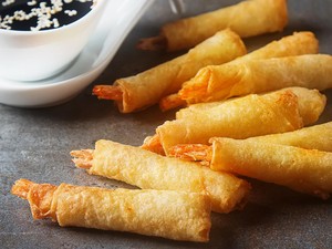 Resep Pangsit Gulung Udang yang Renyah Untuk Lauk atau Camilan