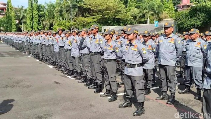 RIbuan anggota linmas di Kabupaten Tasikmalaya, Jawa barat apel kesiapsiagaan pengamanan pilkada di halaman Kantor Bupati Tasikmalaya, Kamis (21/11/24).