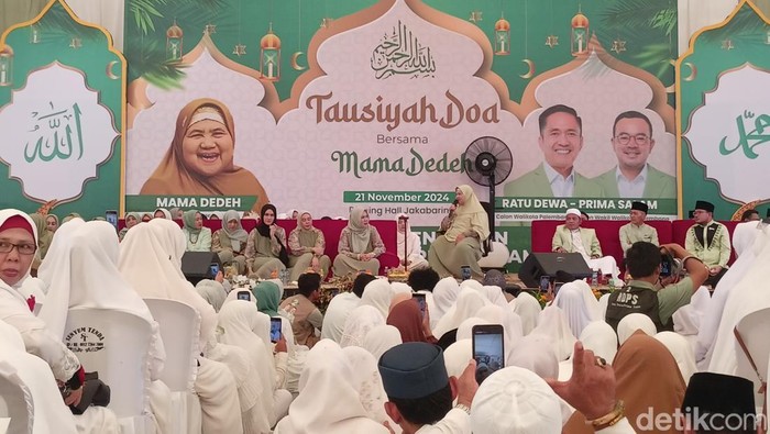Ribuan jemaah menghadiri  tausiyah dan doa bersama doakan RD-PS menang.