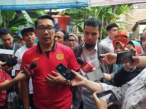 Blusukan ke Kampung Bayam Jakut, RK Pakai Jersey Persija