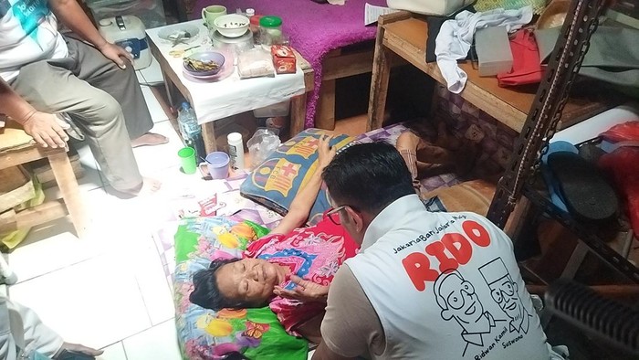 RK tengok lansia sakit di Jakarta