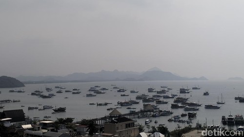 Ruang udara Labuan Bajo, Manggarai Barat, Nusa Tenggara Timur (NTT), tampak kabur hari ini, Kamis (21/11/2024). (Foto: Ambrosius Ardin/detikBali)