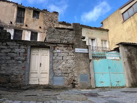 Rumah murah di Ollolai, Italia