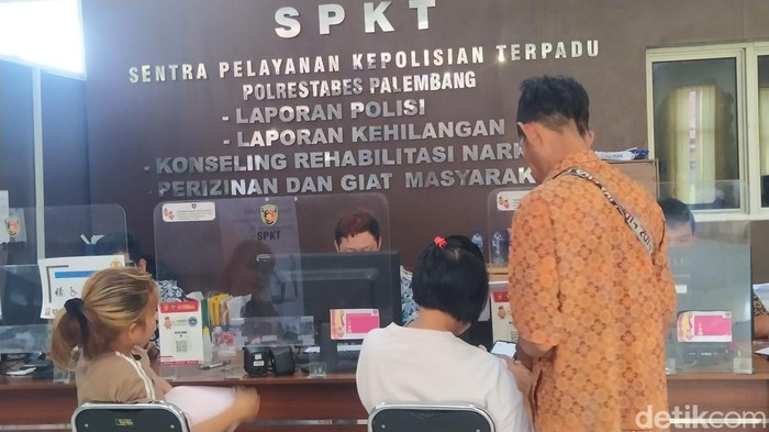 Salah satu remaja putri yang terlibat duel melapor ke polisi dengan didampingi orang tuanya