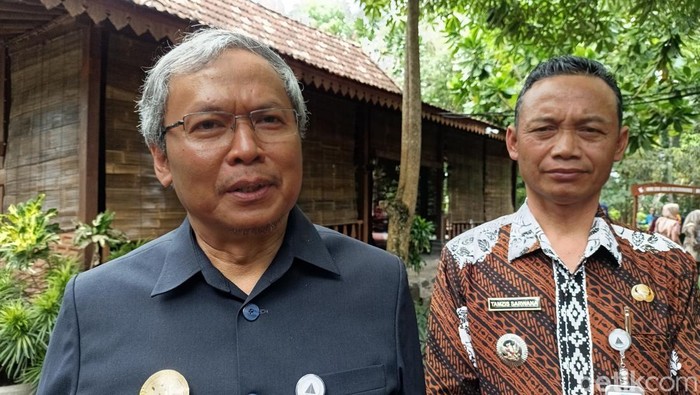 Pj Bupati Sleman Kusno Wibowo bersama Panewu Gamping Tamziz Sarwana usai pelantikan Satgas Pengolahan Sampah ditemui di Balecatur, Gamping Sleman, Kamis (21/11/2024).