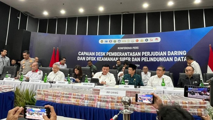 Satgas Pemberantasan Perjudian Daring menyita uang Rp 13 miliar dan barang bukti lainnya di kasus judi online.