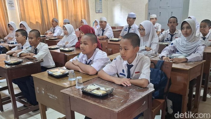 Simulasi makan bergizi gratis di SMPN 10 Palembang.