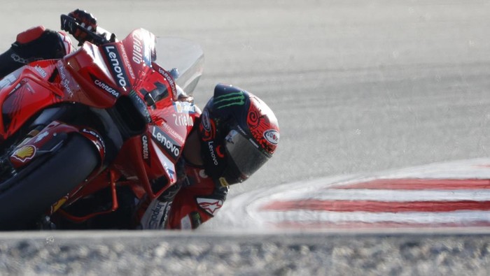 Italian rider Francesco Bagnaia of the Ducati Lenovo Team steers his motorcycle during the MotoGP race of the Grand Prix of Barcelona at the Catalunya racetrack in Montmelo, just outside of Barcelona, Spain, Sunday, Nov. 17, 2024. (AP Photo/Joan Monfort)