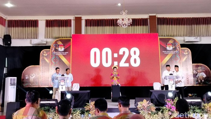 Suasana debat kedua Pilbup Dompu 2024 di Pendopo Bupati Dompu, Kamis (21/11/2024). (Foto:Faruk/detikBali)