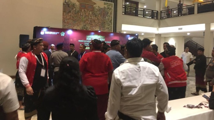 Suasana di luar ruangan debat Pilbup Gianyar 2024 yang sempat tegang karena pendukung kedua paslon tersulut emosi, Kamis (21/11/2024). (Istimewa)