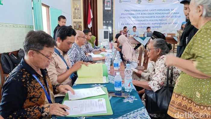 Suasana pembayaran UGR Tol Jogja-Solo-YIA di Kantor Kalurahan Sidomulyo, Godean, Sleman, Kamis (21/11/2024).
