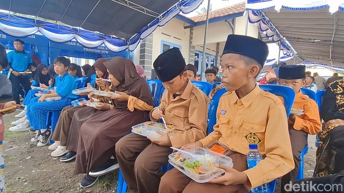 Suasana simulasi makan bergizi gratis yang diadakan Pemprov NTB di Lingsar, Kabupaten Lombok Barat, Kamis (21/11/2024). (Foto: Nathea Citra/detikBali)
