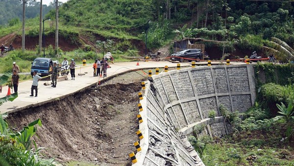 Talud Jalan di Tulungagung Amblas Gegara Hujan Deras