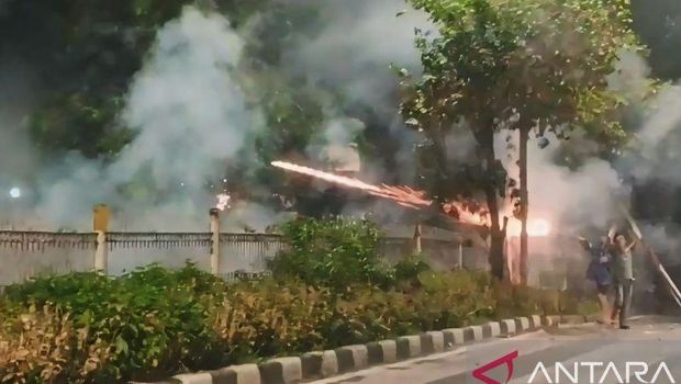 Tawuran antarwarga Kebon Singkong, Klender, Duren Sawit dengan warga Cipinang Jagal, Pulogadung, Jakarta Timur kembali terjadi di Jalan I Gusti Ngurah Rai, pada Kamis dini hari (21/11/2024). ANTARA/HO-