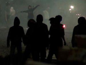 Video: Tawuran Pecah Lagi di Jaktim, Warga Saling Serang Pakai Sajam-Molotov