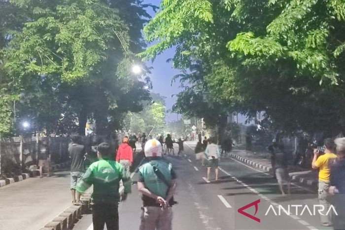 Tawuran warga Kebon Singkong, Duren Sawit dengan warga Jagal, Cipinang, Pulogadung terjadi di Jalan I Gusti Ngurah Rai, Jakarta Timur pada Senin (18/11) (ANTARA/Syaiful Hakim)