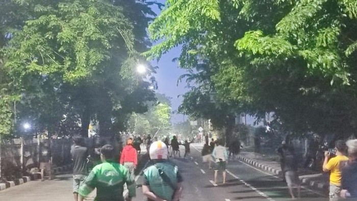 Tawuran warga Kebon Singkong, Duren Sawit dengan warga Jagal, Cipinang, Pulogadung terjadi di Jalan I Gusti Ngurah Rai, Jakarta Timur pada Senin (18/11) (ANTARA/Syaiful Hakim)