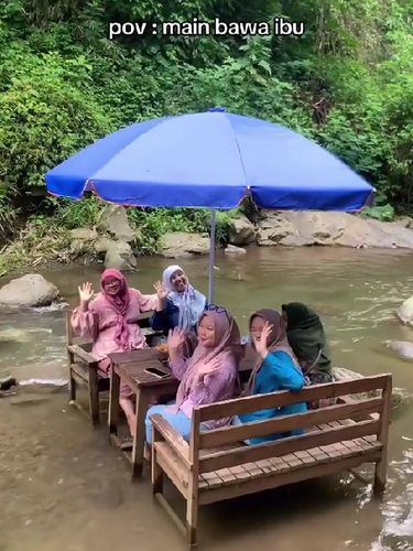 Teman satu geng ini kompak mengajak ibu masing-masing untuk liburan bersama, video tersebut langsung membuat haru warganet dan viral di media sosial.