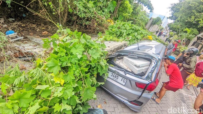 Mobil tertimpa tembok roboh di Semarang.